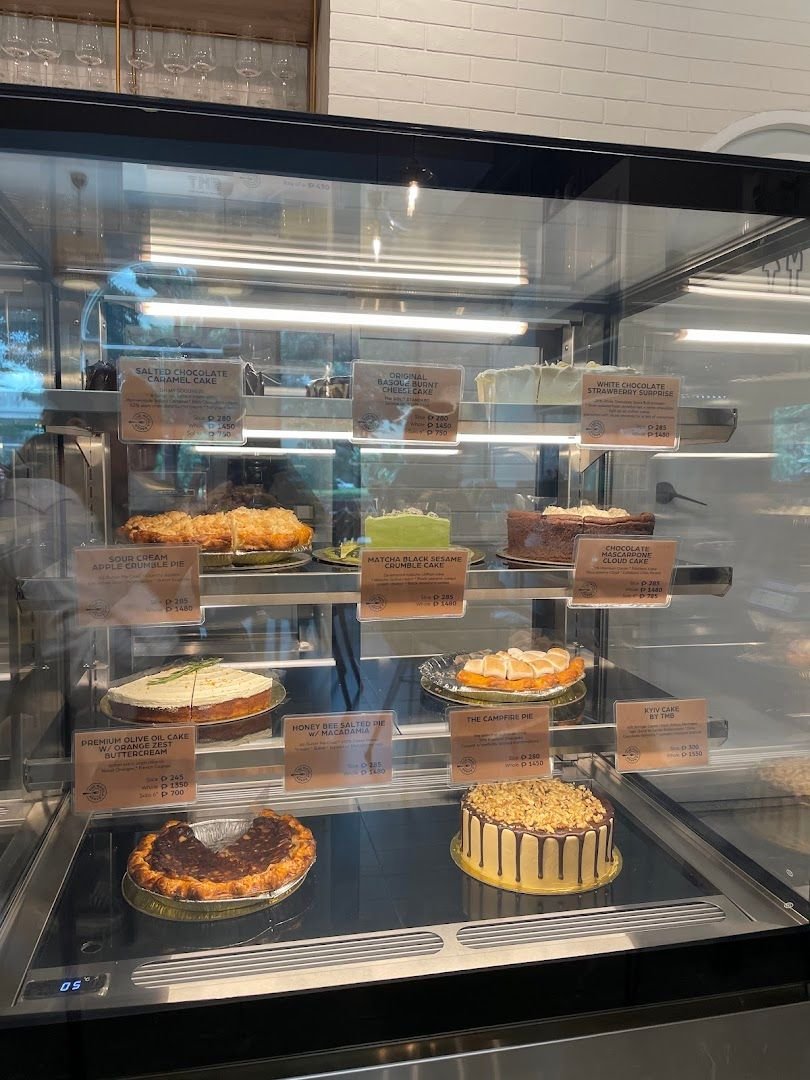 Manila Baker cake display case